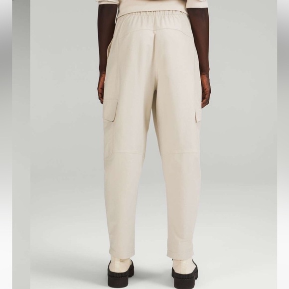 Lululemon Light Utilitech Cargo Pocket High-Rise Pant
Natural Ivory size 27 - Picture 7 of 12